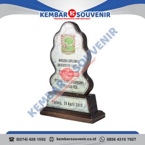 Trophy Akrilik PT Paramita Bangun Sarana Tbk