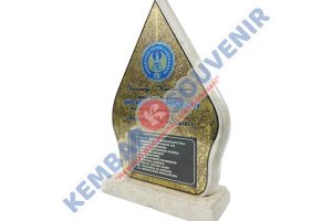 Contoh Piala Dari Akrilik Universitas Pembangunan Nasional Veteran Jawa Timur